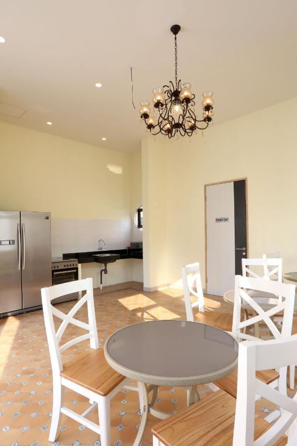 Urbanest Inn House Slipi Джакарта Екстериор снимка